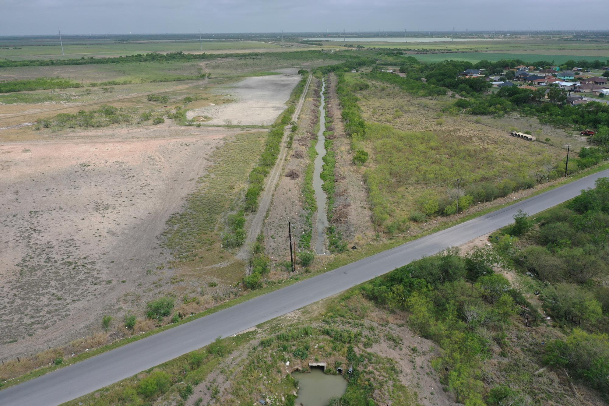 FM 493 AND COUNTRY RD